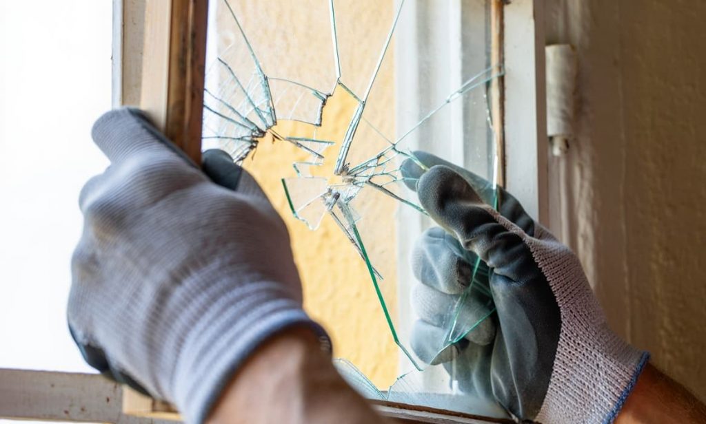 Remplacement Vitrine Cassée 95 | Dépannage Commerces | LA VITRERIE FRANÇAISE