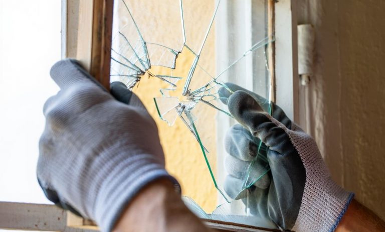 Remplacement Vitrine Cassée 95 | Dépannage Commerces | LA VITRERIE FRANÇAISE