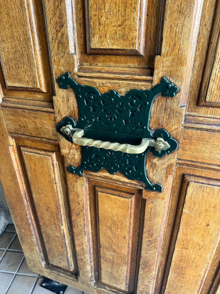 Porte cochère rénovée à Paris