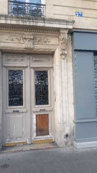 Remplacement à l'identique d'un vitrage cassé sur porte d'immeuble – vitrier