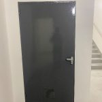 Porte métallique anti-panique posée en sous-sol d'immeuble – résultat final