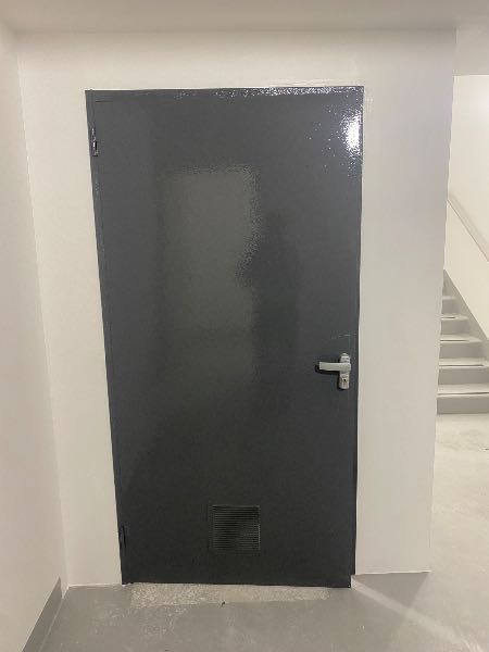 Porte métallique anti-panique posée en sous-sol d'immeuble – résultat final